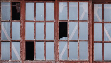 kırık cam pencere arka mahvediyor