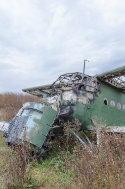 Eski kırık yeşil Rus uçak