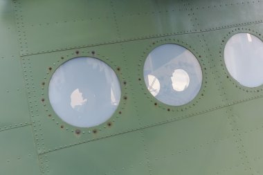Eski uçak, bir askeri uçak alüminyum arka plan detay penceresinde