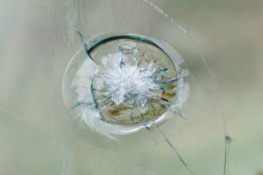 Ateşli silahlar bullethole kurşun geçirmez Cam üzerinde çatlaklar arka plan