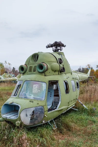 Viejo helicóptero verde ruso roto — Foto de Stock