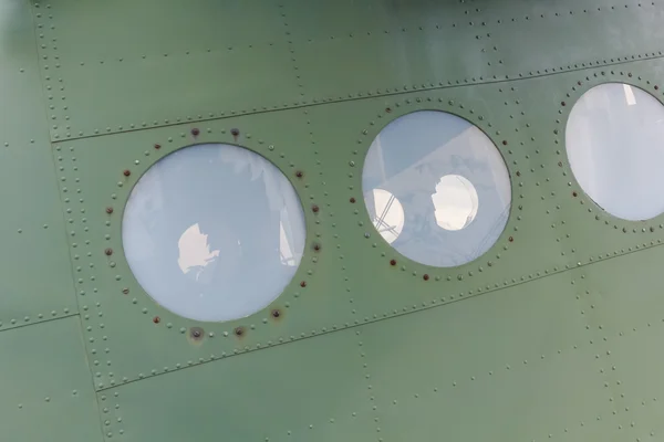 Ventana en avión viejo, detalle de fondo de aluminio de un avión militar —  Fotos de Stock