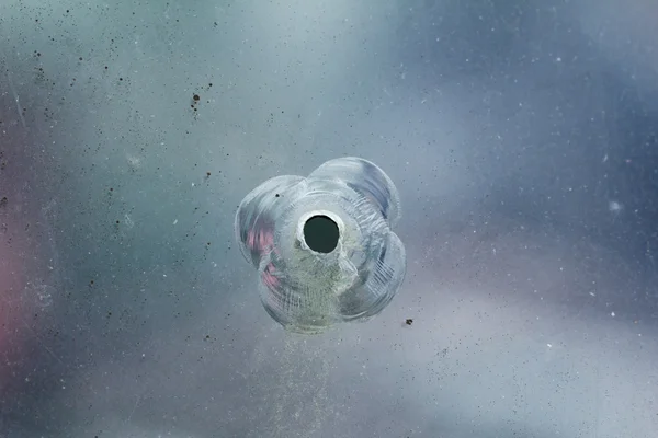 Vuurwapens bullethole op het glas van de kogels, scheuren achtergrond — Stockfoto