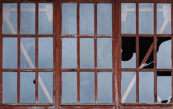 kırık cam pencere arka mahvediyor