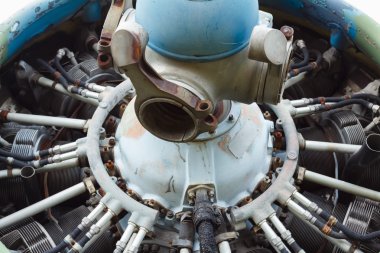 Eski kırık yeşil Rus uçak