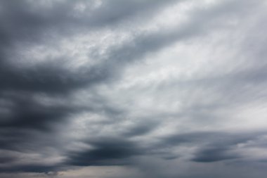 Karanlık, kasvetli ve iç karartıcı sonbahar gökyüzü arka plan