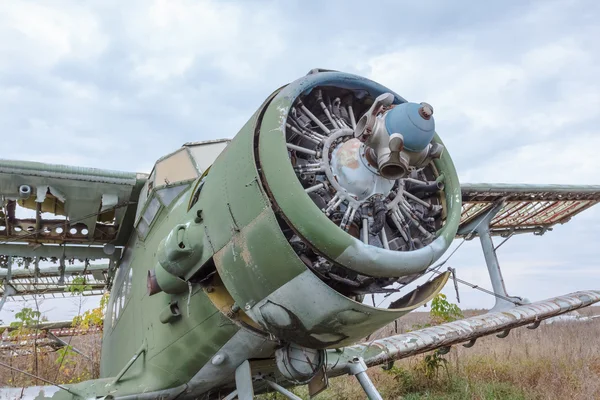 Antiguo avión ruso verde roto — Foto de Stock