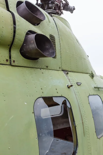Staré rozbité zelené ruský vrtulník — Stock fotografie