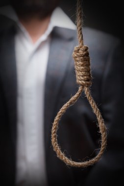 Adam kendini ilmeği asmaya