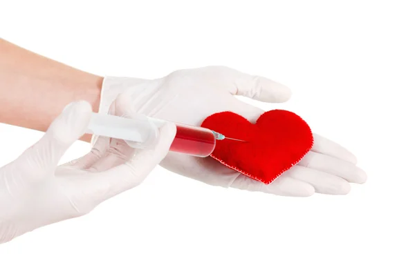 Ręce w rękawiczki, strzykawki i serce symbol. Na białym tle. Pojęcie zdrowia — Zdjęcie stockowe