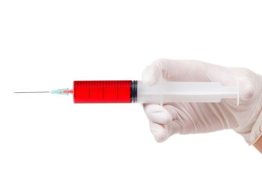 Doktor el ile tıbbi şırınga, üzerinde beyaz izole enjeksiyon için hazır