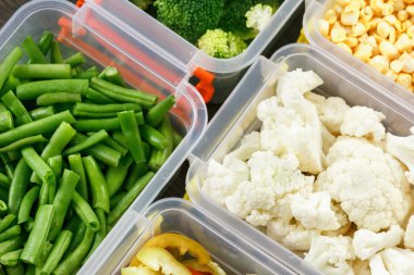 Dondurma için çiğ sebze ile tepsiler.