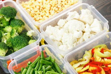 Dondurma için çiğ sebze ile tepsiler.