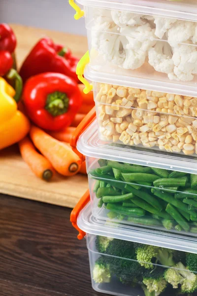 Dondurma için çiğ sebze ile tepsiler.