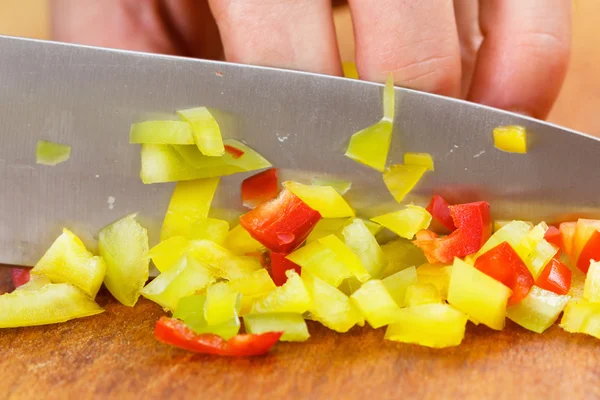 Chef memotong paprika untuk memasak. Stok pada makanan musim dingin . — Stok Foto