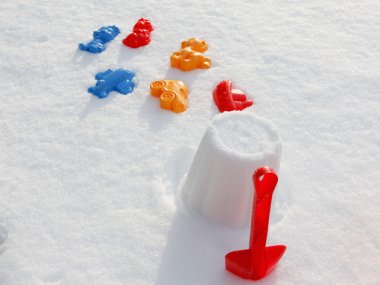 Renkli kova ve kürek, kapalı kar üzerinde havai görünümü