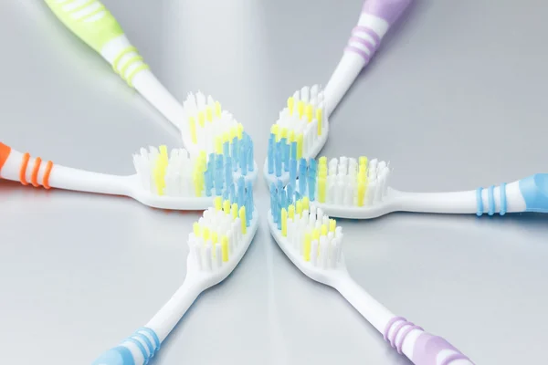 Концепція барвисті зубні щітки — стокове фото