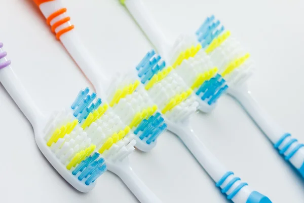 Група барвистих зубних щіток на білому — стокове фото