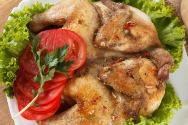 kızarmış tavuk ve patates beyaz plaka üzerinde