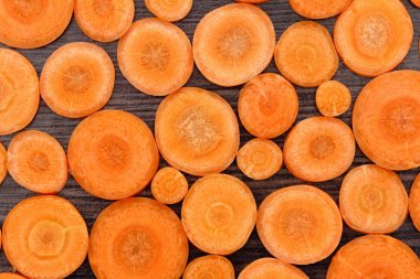 Ahşap bir arka plan üzerinde havuç dilimleri. Üstten Görünüm.