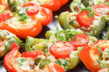 Peynir, sebze ve otlar ile kavrulmuş dolmalık biber