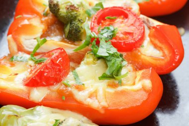 Peynir, sebze ve otlar ile kavrulmuş dolmalık biber