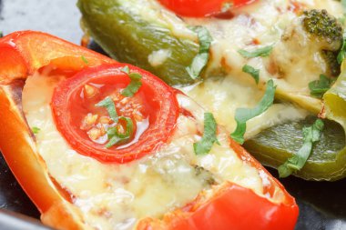 Peynir, sebze ve otlar ile kavrulmuş dolmalık biber