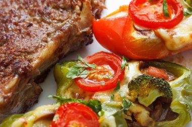 Kavrulmuş dolmalık biber pizza dana pirzola, peyniri ve sebze ile