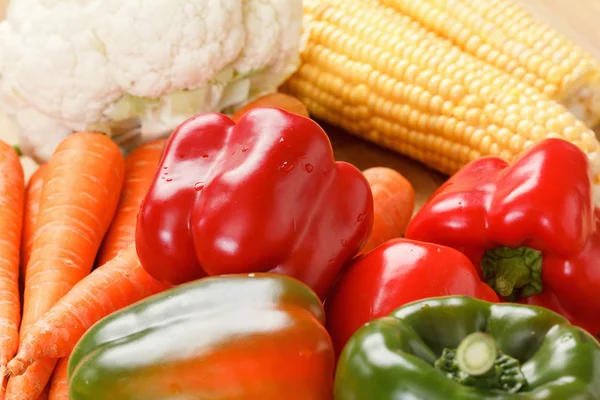 不同种类的新鲜原料有机蔬菜 — 图库照片