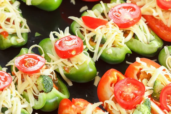 Pimiento crudo con queso, hierbas y verduras — Foto de Stock