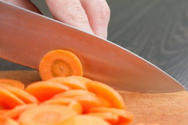 Havuç Doğrama ahşap kurulu şefler eller