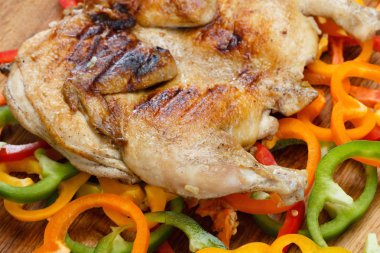 Sebze renkli arka plan üzerinde ızgara tavuk kızarmış kabuklu