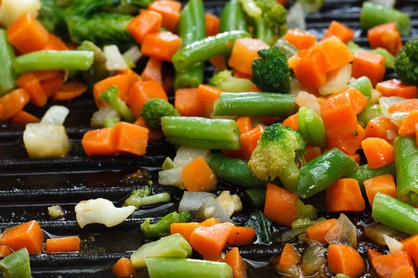 Wegetariańskie jedzenie warzyw na patelni grill — Zdjęcie stockowe