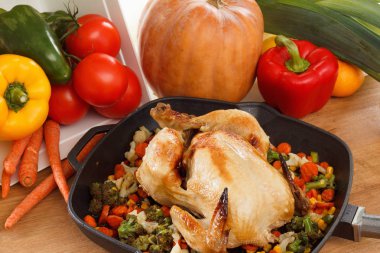 Kızarmış tavuk ve sebze.