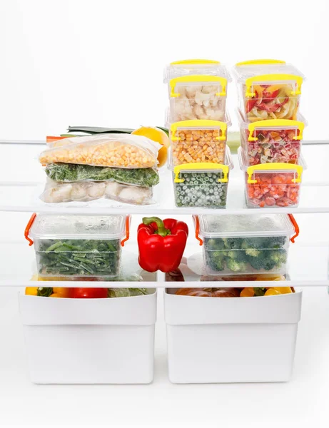 Comida congelada en el refrigerador. Verduras en los estantes del congelador . — Foto de Stock