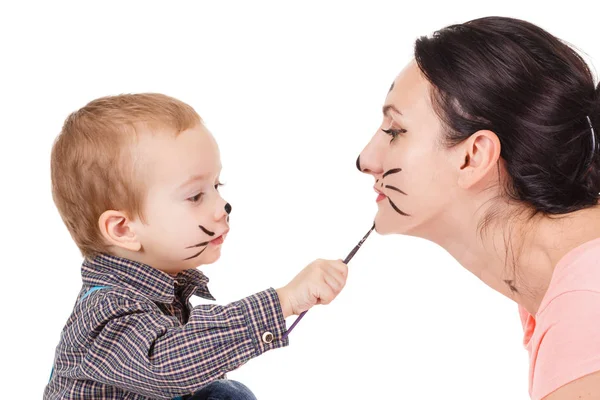Madre e hijo con maquillaje de gato. Humor, diversión, infancia feliz . — Foto de Stock