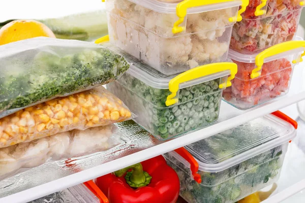 Comida congelada en el refrigerador. Verduras en los estantes del congelador . — Foto de Stock