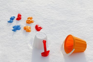 Beyaz kar üstünde Toys