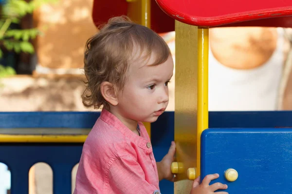 Kleine kinderen activiteiten, verhaal van de familie spelletjes. Kind buiten spelen — Stockfoto