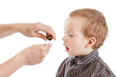 Şurubu şişe, tıp çocuk, beyaz arka plan üzerinde izole veren anne