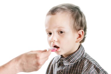 Beyaz üzerine vererek tıp şurubu genç çocuk çocuk anne