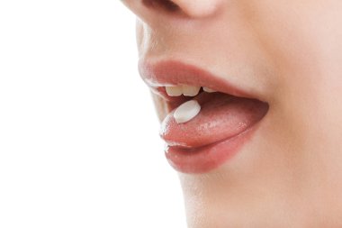 Genç adam alarak ilaç ağız.