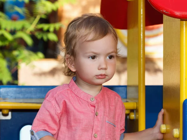 Kleine kinderen activiteiten, verhaal Familiespellen. Gelukkig kind spelen — Stockfoto