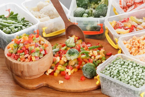 Здоровые продукты замороженные овощи. Ингредиенты для приготовления . — стоковое фото