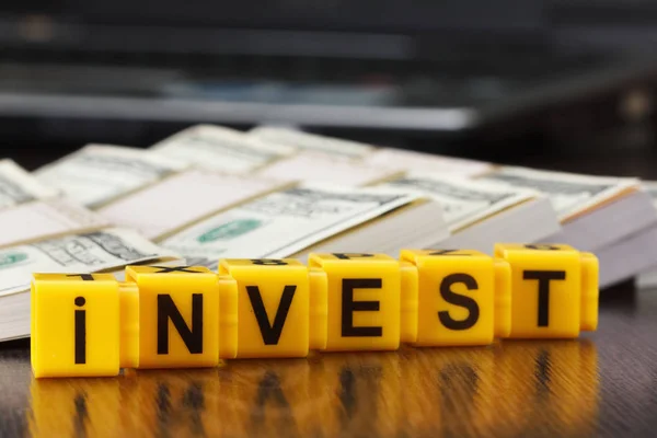 Konzeptinvestitionen, Wort für Wort, Stapel von Dollarscheinen — Stockfoto