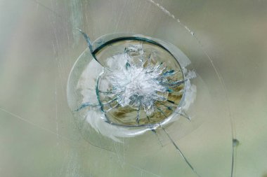 Ateşli silahlar bullethole kurşun geçirmez Cam üzerinde çatlaklar arka plan