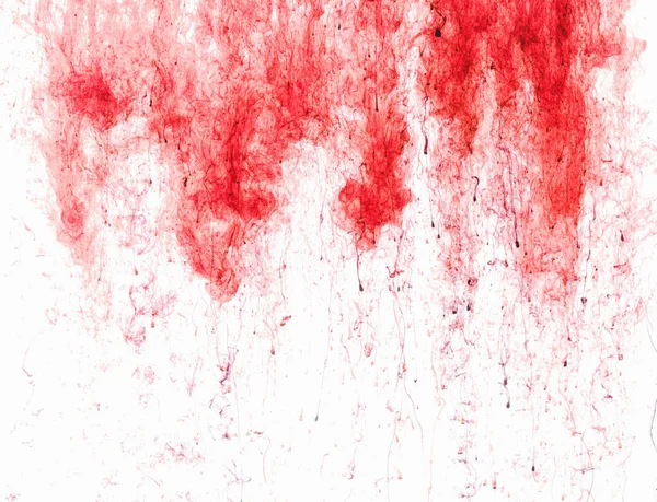 Цветная капля чернил в воде, сфотографирована в движении, кружится. Красный икос краски на белом фоне . — стоковое фото