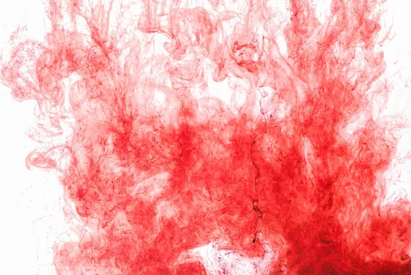 Gota de tinta de color en el agua, fotografiado en movimiento, girando. Rojo icloud de pintura sobre fondo blanco . — Foto de Stock