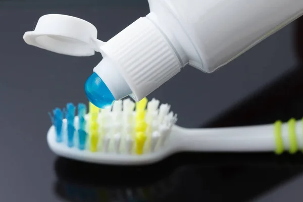 Macro tooth-brush with tooth-paste — Stock Photo, Image