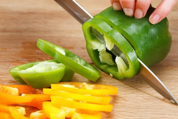 Colorido pimiento en la tabla de cortar —  Fotos de Stock